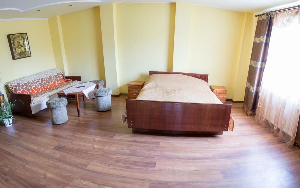Guest House Cherepaha Kamianets-Podilskyi Ngoại thất bức ảnh
